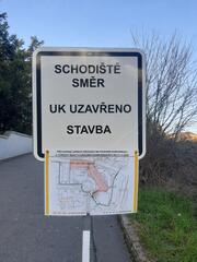 Uzavření přístupového schodiště v areálu UK Jinonice