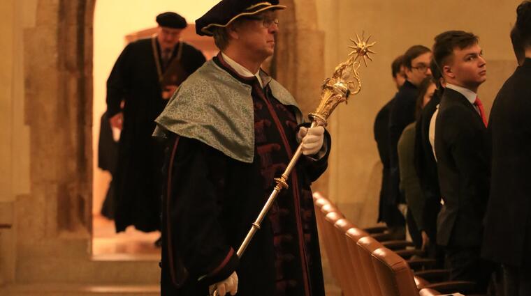 FSV UK původně přísahala na žezlo Filozofické fakulty UK