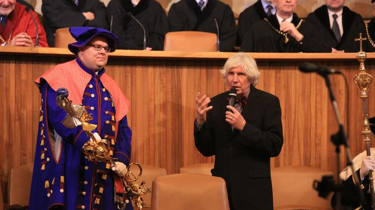 Mistr Otmar Oliva představuje žezlo