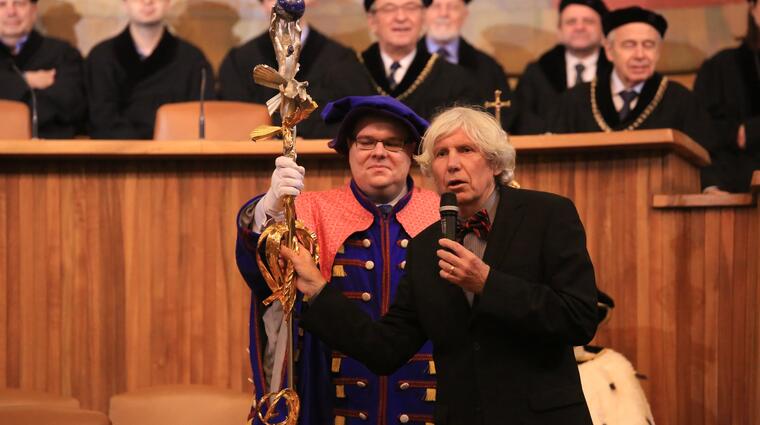 Mistr Otmar Oliva představuje žezlo