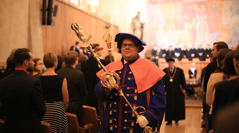 Slavnostní odchod pedela v novém taláru s vlastním žezlem