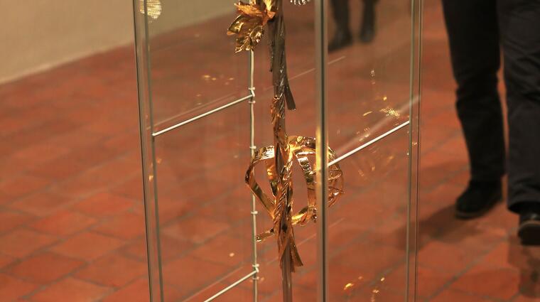 Výstava insignií v Křížové chodbě Karolina