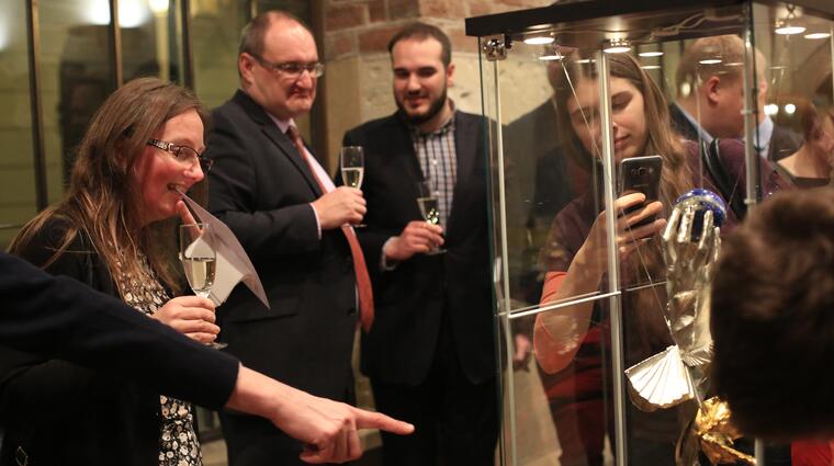 Zkoumání žezla :-)