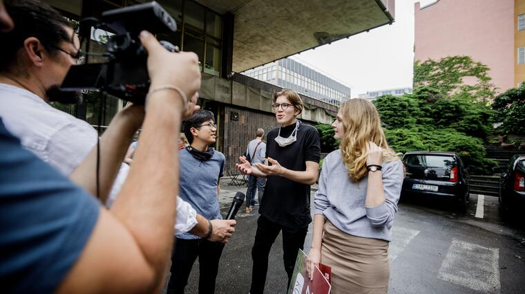 Marta Batíková, Petr Pham a Jakub Stuchlík z IES FSV UK uspěli se svým projektem Knihy na Prahu