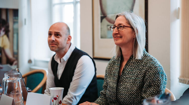 prof. Thomas Hanitzsch (Ludwig-Maxmilian Universität v Mnichově); prof. Juliet Johnson (McGill University v Montrealu)