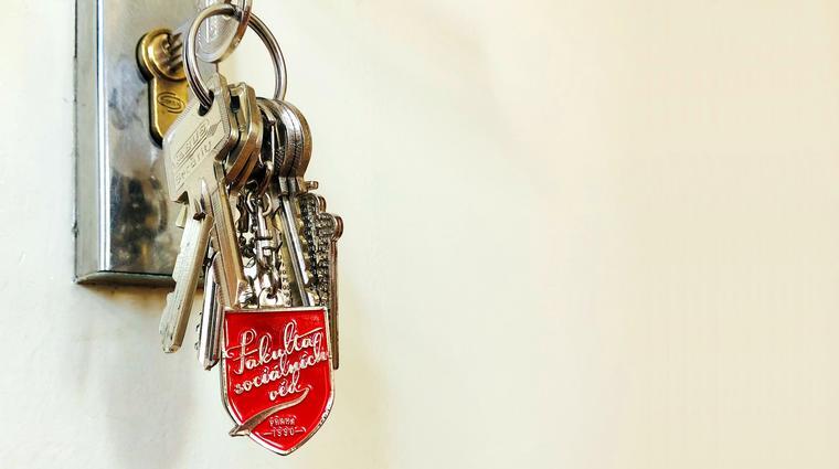 On the occasion of the 30th anniversary of the Velvet Revolution, the Faculty of Social Sciences presents a special edition of promotional keychains – available for sale from 17th September to 17th December.
