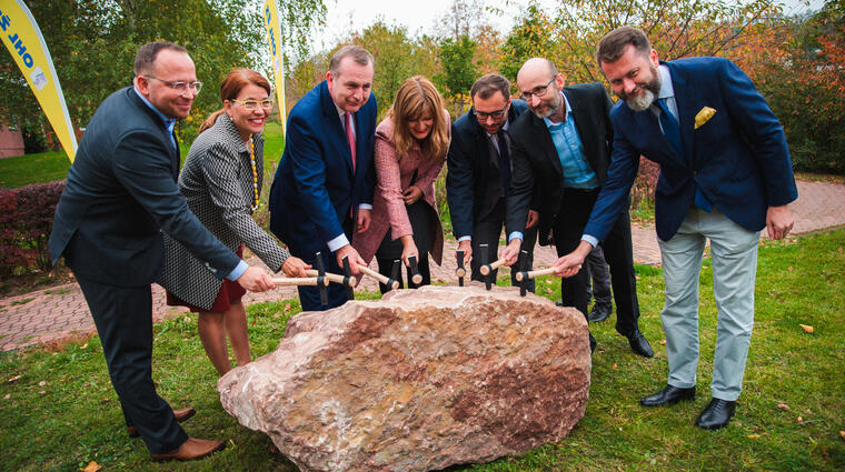 A great step towards modernization of teaching at FSV UK: Laying foundation stone for new building has launched building works on Jinonice Campus