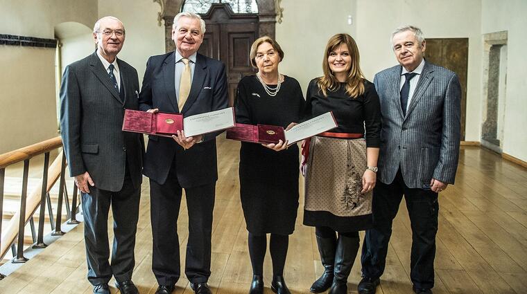 Barbora Osvaldová a Zdeněk Drábek obdrželi zlatou medaili Univerzity Karlovy