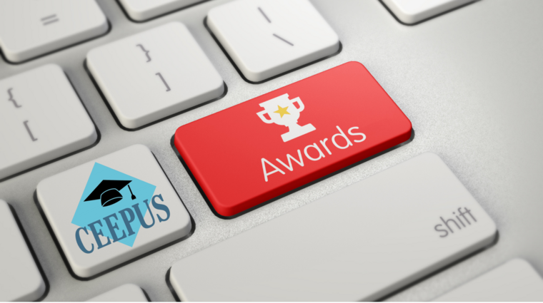 klávesnice s logem ceepus a klávesou Award