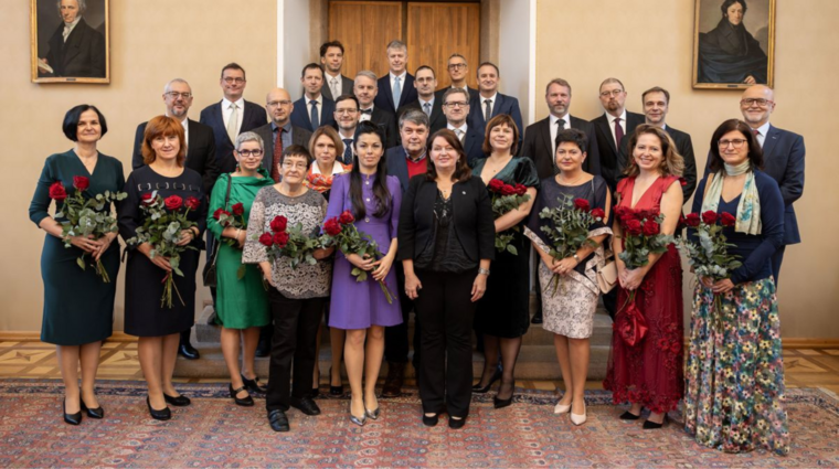 skupinové foto nových profesorek a profesorů