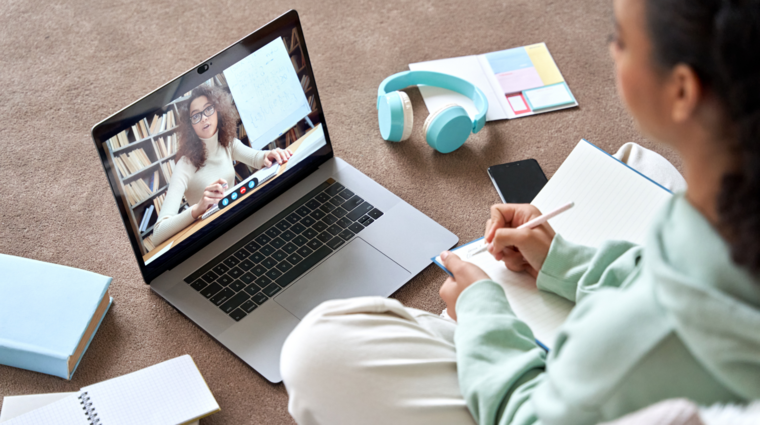 dívka sledující online hovor na laptopu