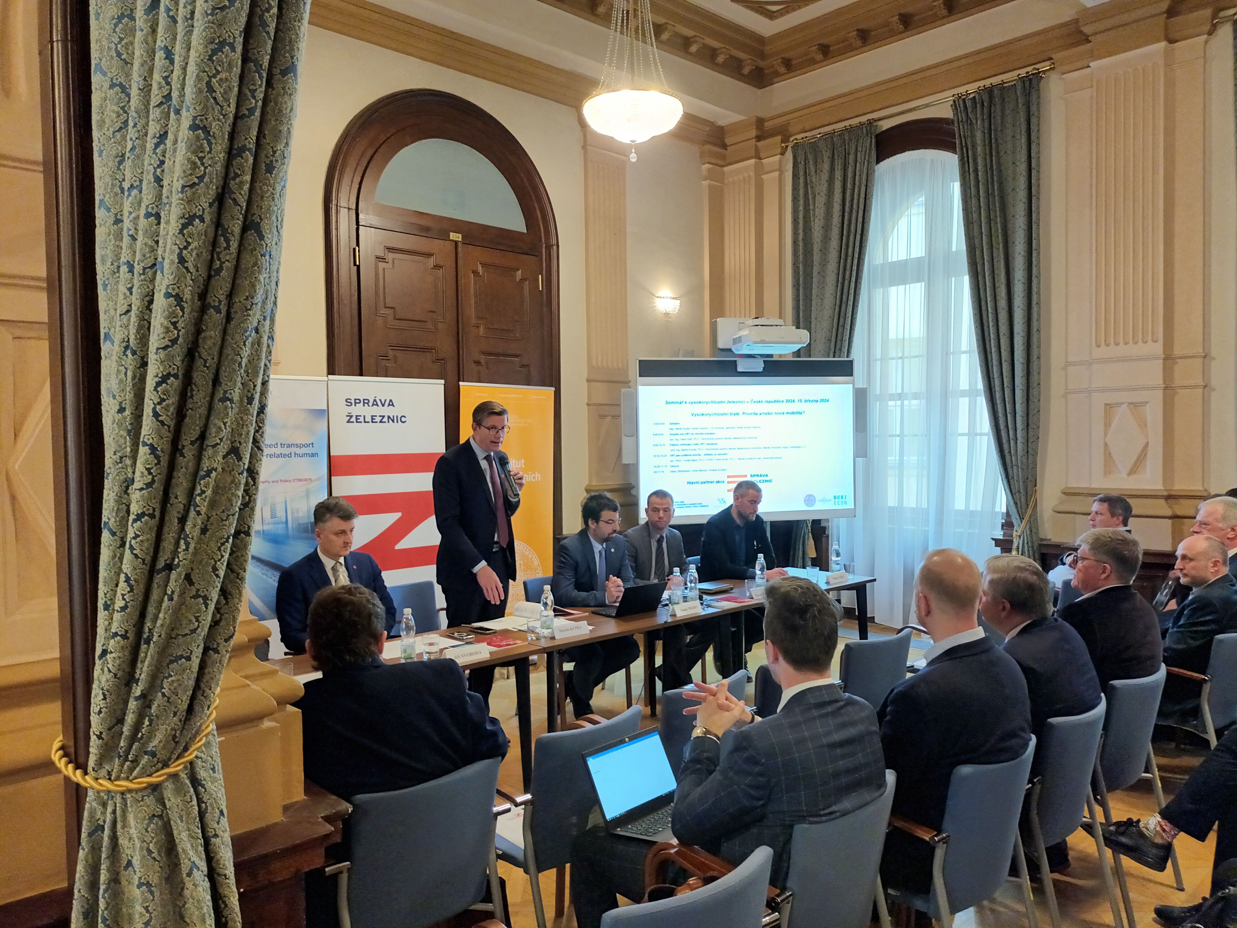 Ministr dopravy České republiky Martin Kupka při svém vystoupení na odborném semináři.