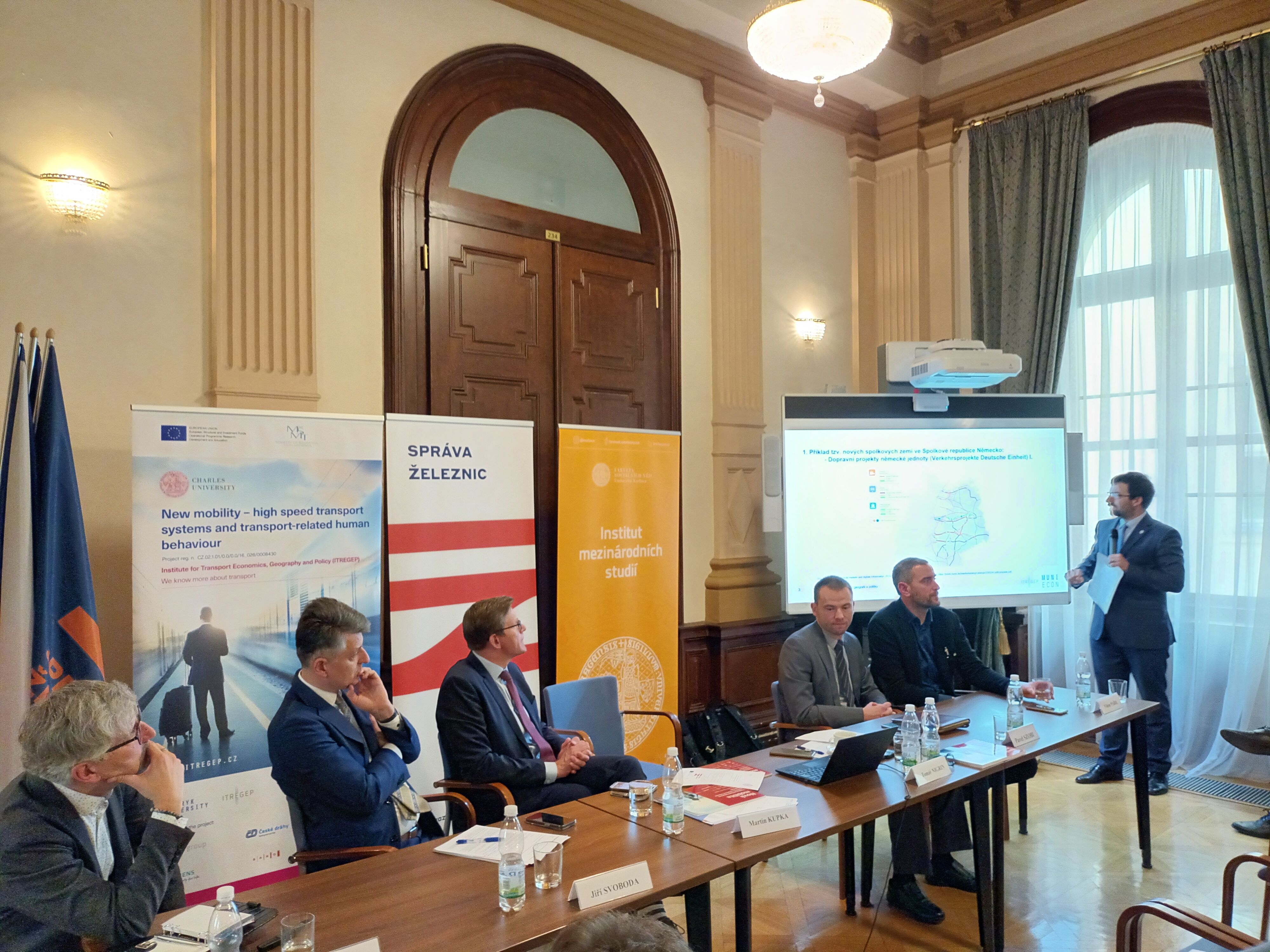 Docent Tomáš Nigrin z Fakulty sociálních věd UK při svém příspěvku na odborném semináři.
